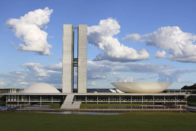 8. Tòa nhà Quốc hội (Brasilia, Brazil) Tòa nhà Quốc hội là công trình kiến trúc tiêu biểu của thủ đô Brasilia. Tòa nhà nổi bật với tòa tháp đôi 28 tầng và hai mái vòm ở hai bên sườn. Điều đáng ngạc nhiên hơn là ở bên trong tòa nhà được trang bị rất đầy đủ và tiện nghi từ các quán ăn cho đến rạp chiếu bóng, hiệu sách, các viện bảo tàng, phòng trưng bày nghệ thuật